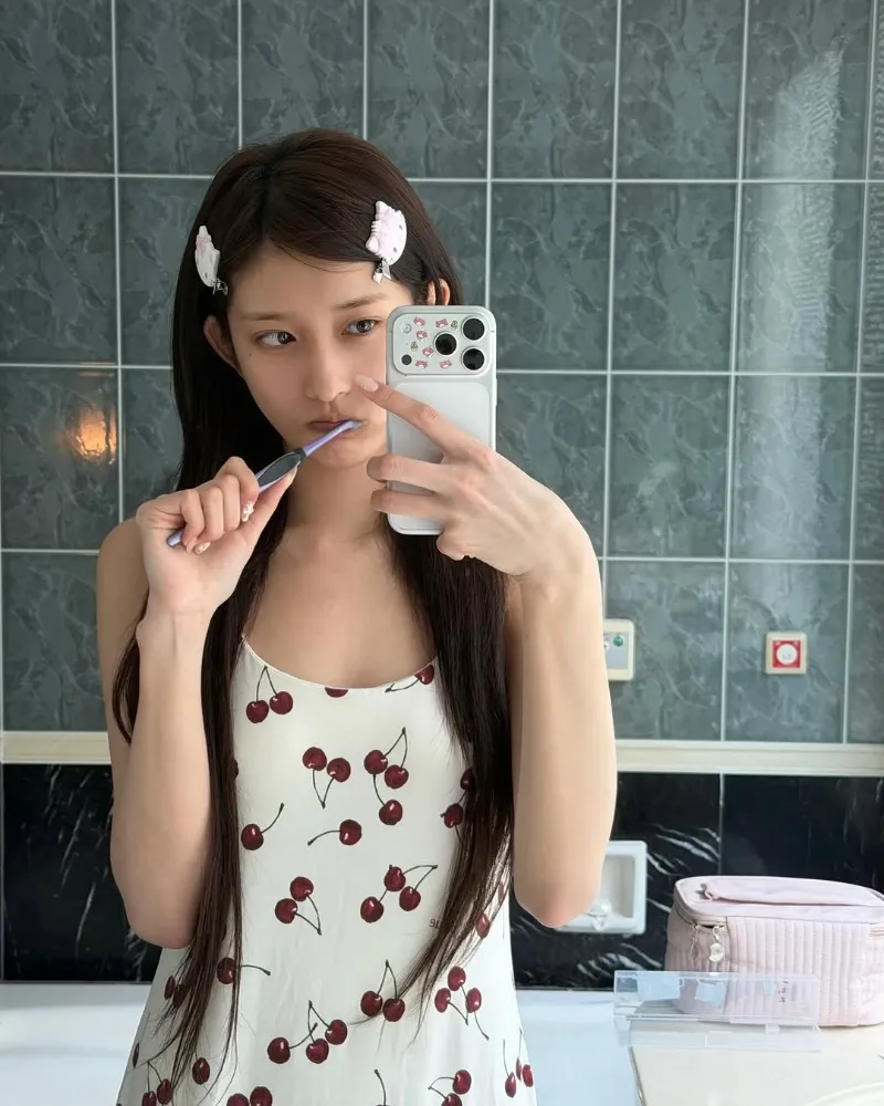 A namorada que escova os dentes existe mesmo? Leeseo, do IVE, vira a rainha das fotos de namorada