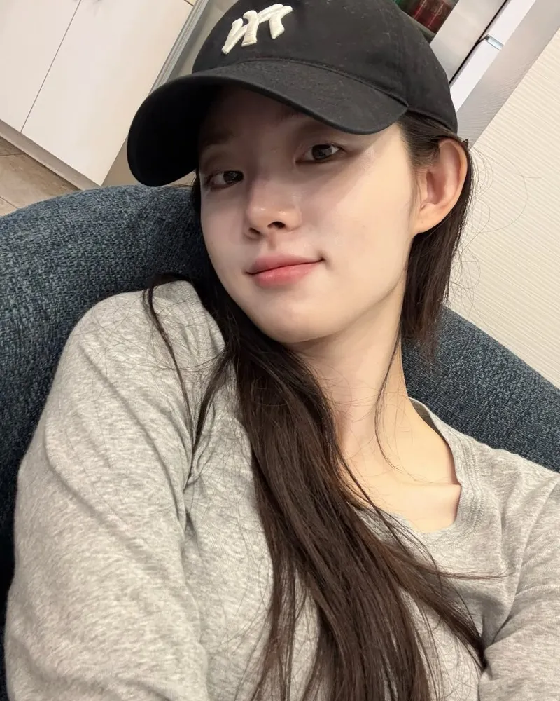 “Human Energy Booster” Shin Si-a Stuns On Vacation — “Her Face Is The Future”