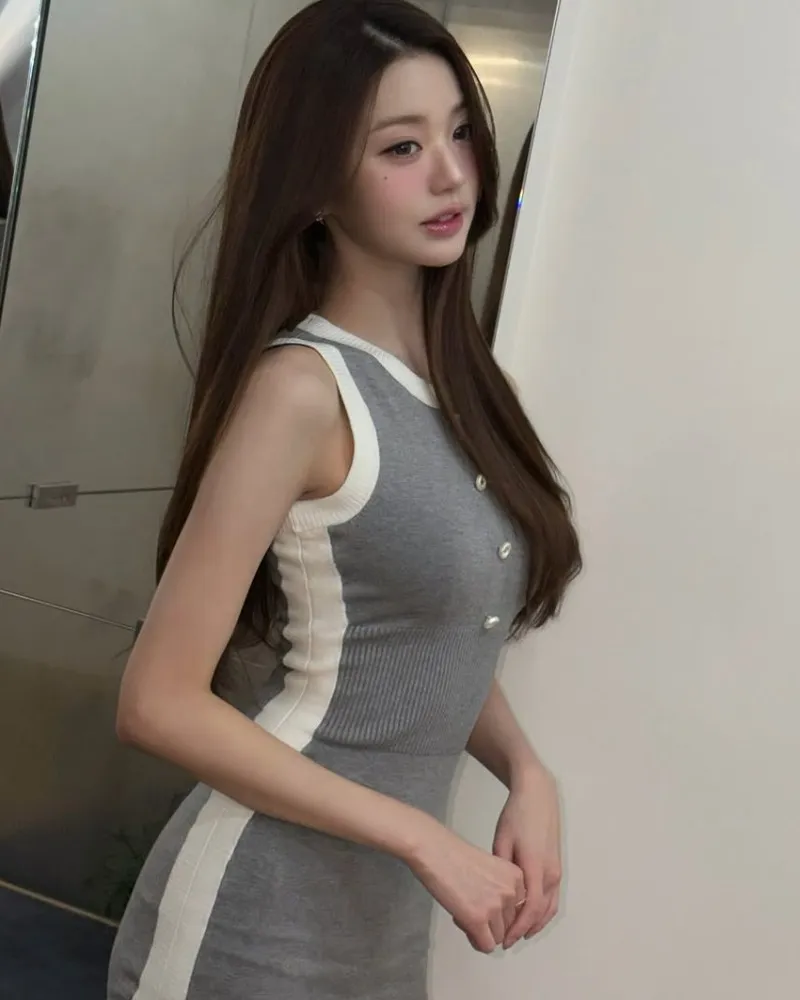 IVE’s Jang Wonyoung Stuns In A Knit Mini Dress, Serving Mannequin-Level Proportions