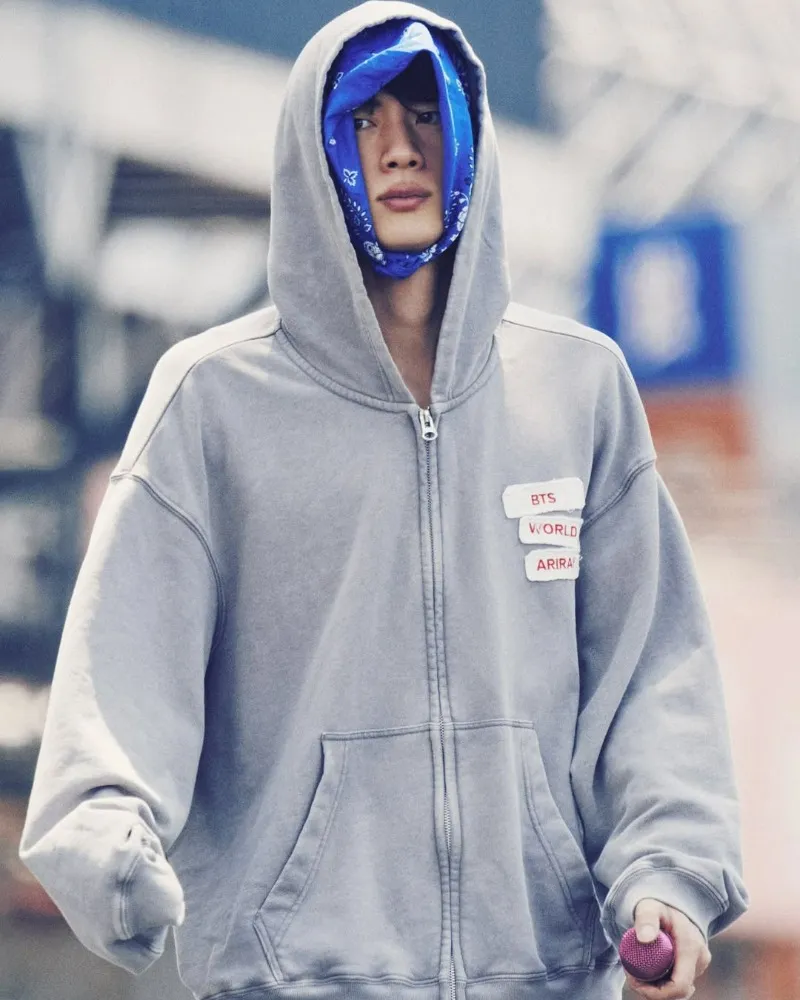Jin BTS pamer penampilan sempurna, seperti pangeran di atas panggung