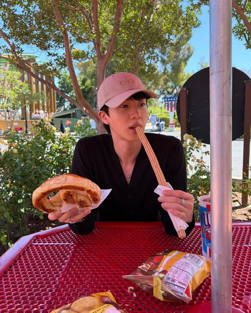 Jin BTS, wajah lebih kecil dari roti… membuktikan kepala mungilnya sambil menyantap churros