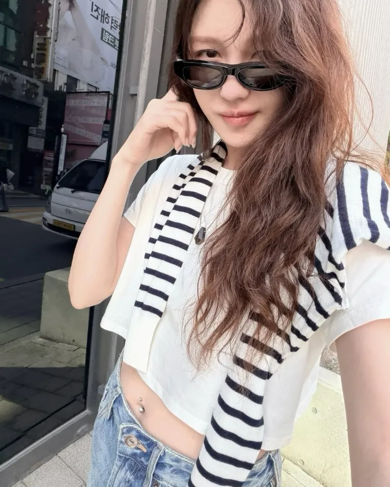 นี่อายุสี่สิบกว่าเหรอ? อีจีอา โชว์เสน่ห์เรียบง่ายด้วยครอปท็อป+ราเมนริมฮันกัง