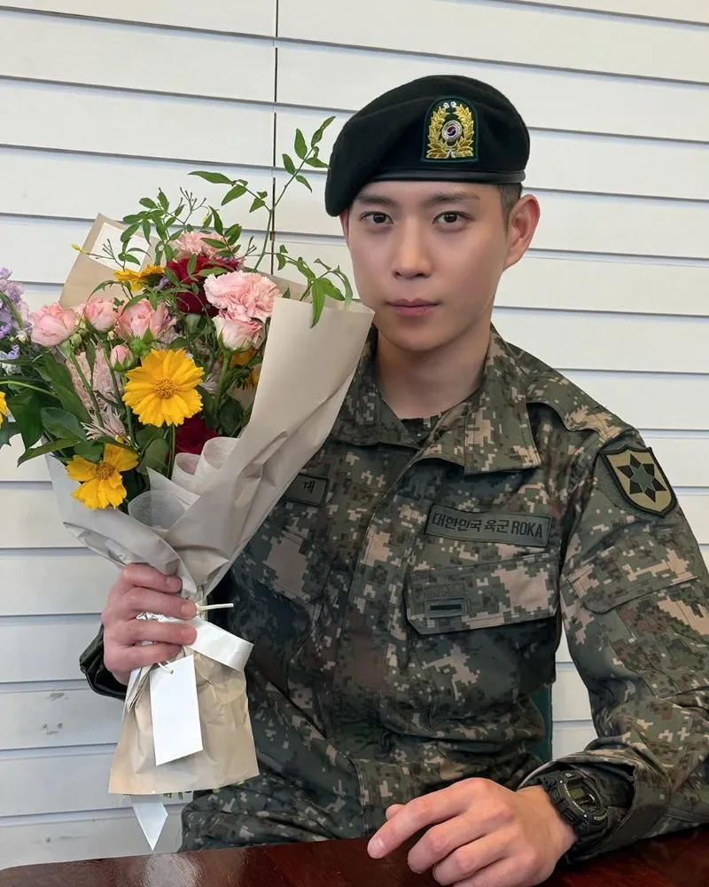 คิมยองแด วัย 30 ปี โชว์ลุคสง่างามในชุดทหาร…อัปเดตภาพล่าสุดจากพิธีจบการฝึก