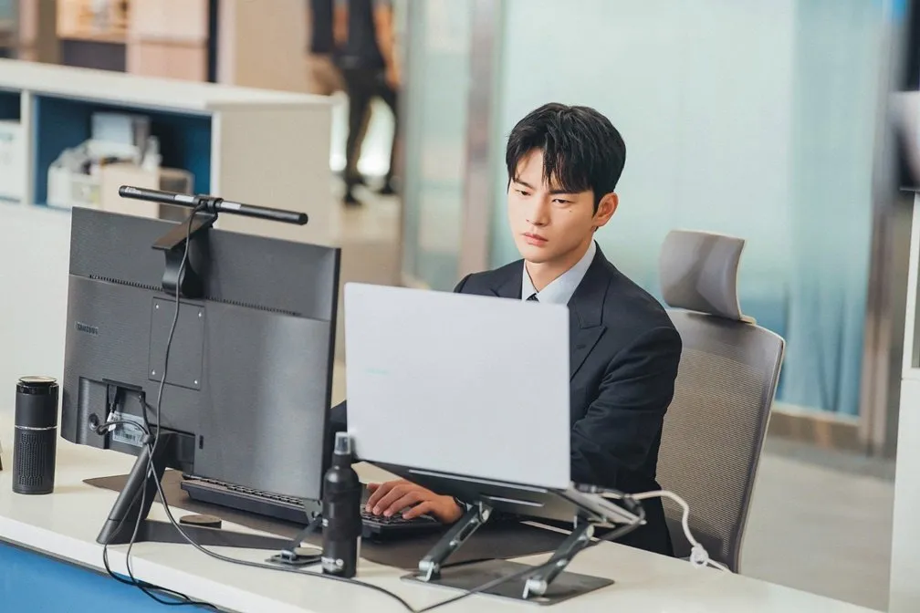 In-guk Seo Teases transformation into a 'Cold-As-Ice Boss' in 'See You at Work Tomorrow!'
