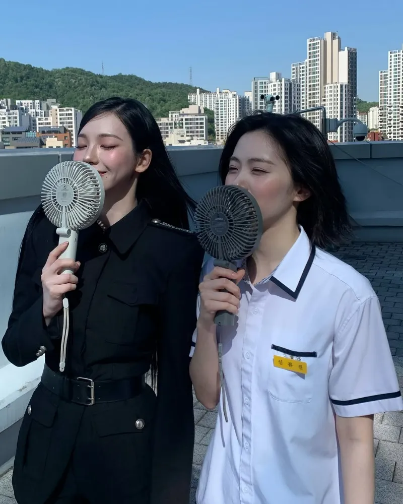 Karina de aespa y Ryujin de ITZY presumen su rostro diminuto: el mini ventilador casi les cubre la cara