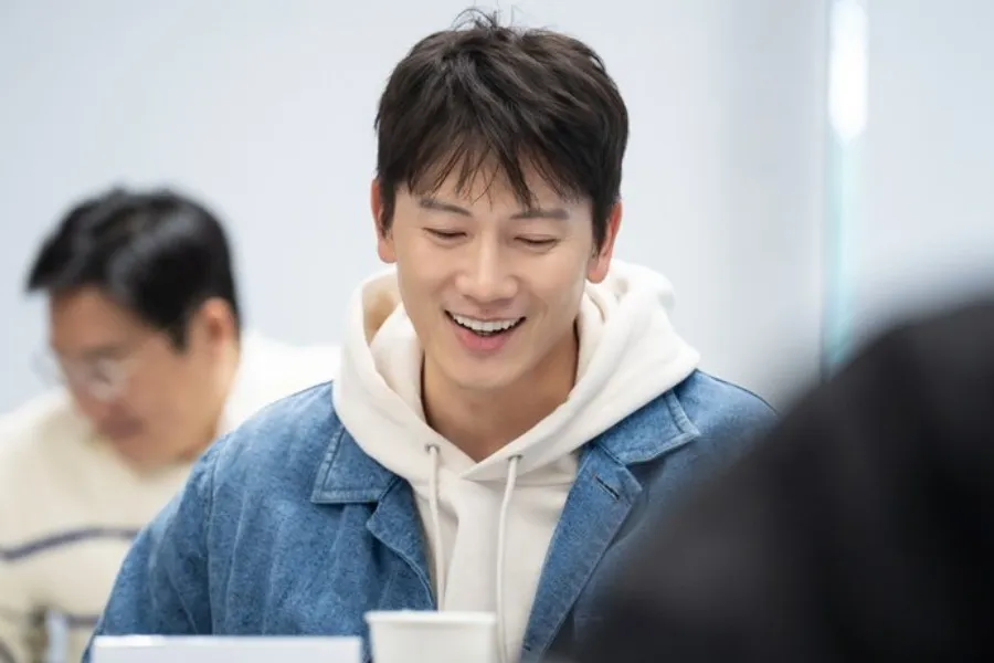 Former gangster Ji Sung runs for 'Apartment' residents' president — powerful synergy teased