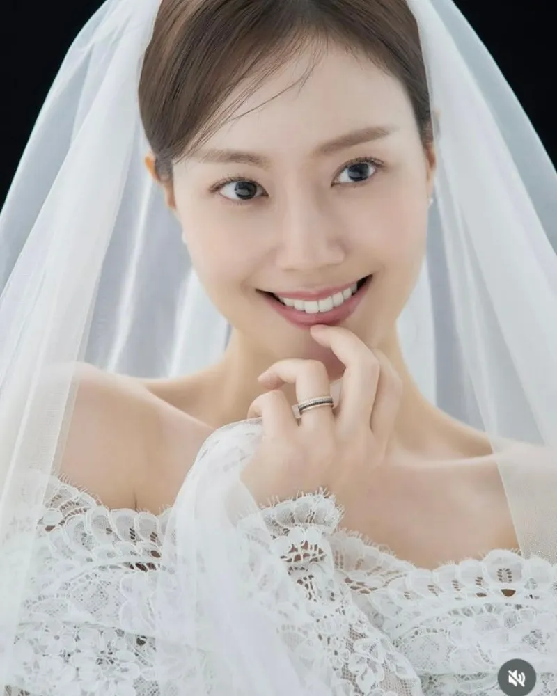[Pictorial] Moon Chae-won, set to wed in June, stuns in wedding dress