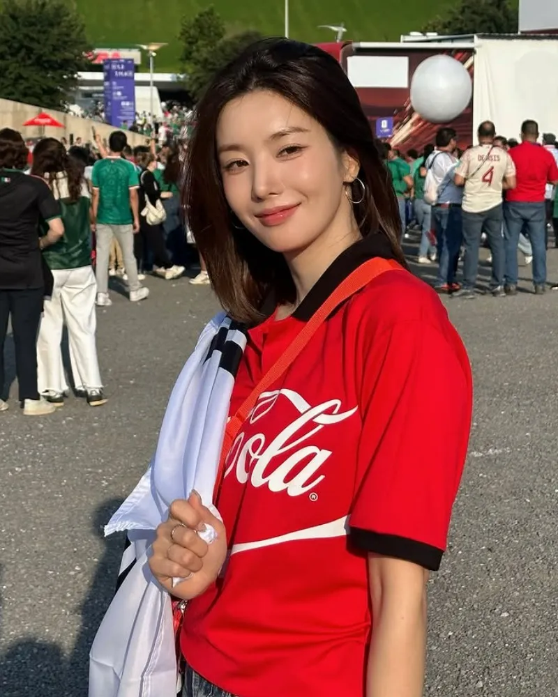 '워터밤 여신' 권은비, 월드컵 현장서 포착…뜨거운 열정 '눈길'