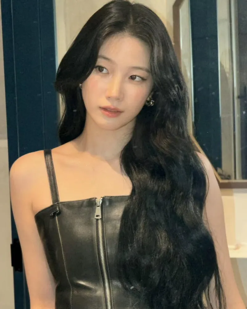 르세라핌 카즈하, '블랙 크롭톱'으로 완성한 시크 비주얼