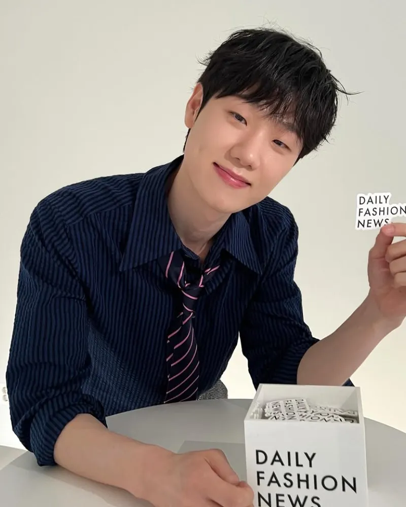 Lee Bong-jun – hiện thân của sự vô hại, khoe ảnh B-cut đầy trái ngược: “Ngoài đời thì dễ thương”