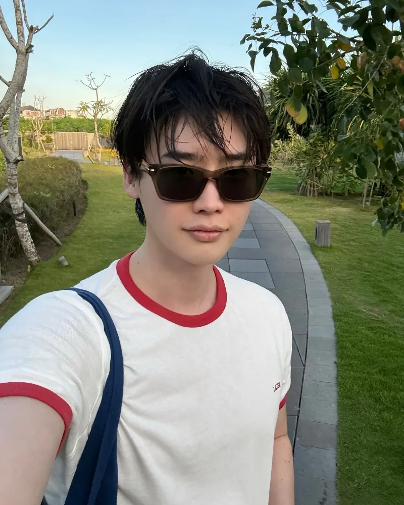 ♥ IU tetap diam… Lee Jong Suk, kabar terbaru menikmati laut dan staycation
