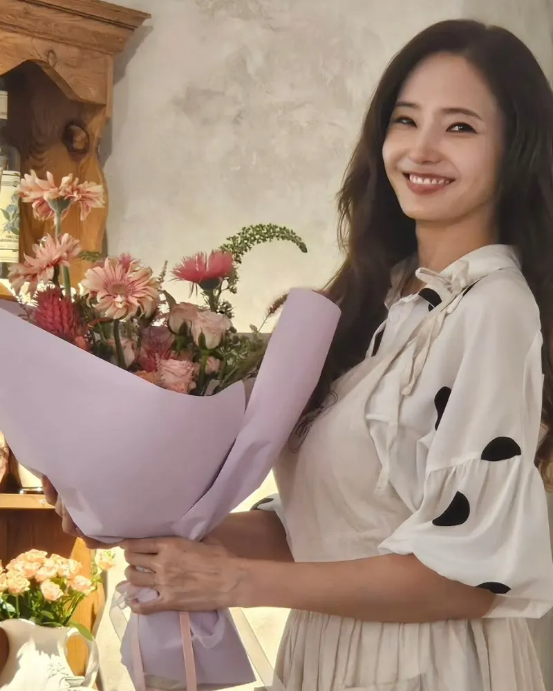 ฮันแชยอง งามเจิดจ้ากว่าดอกไม้ สวยราวตุ๊กตาบาร์บี้… “ใครกันแน่คือดอกไม้?”