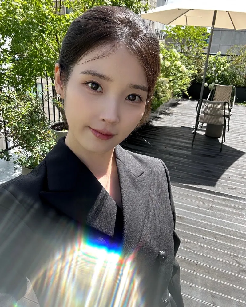 「恋人はイ・ジョンソク」IU、公式の場で美貌が話題に…「太陽のように輝く」