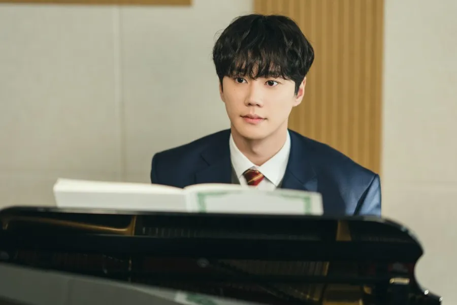 ‘Four Hands, Two Sonatas’ Song Kang Sparks Buzz With “Tragic Family” Reactions To Brooding Visuals