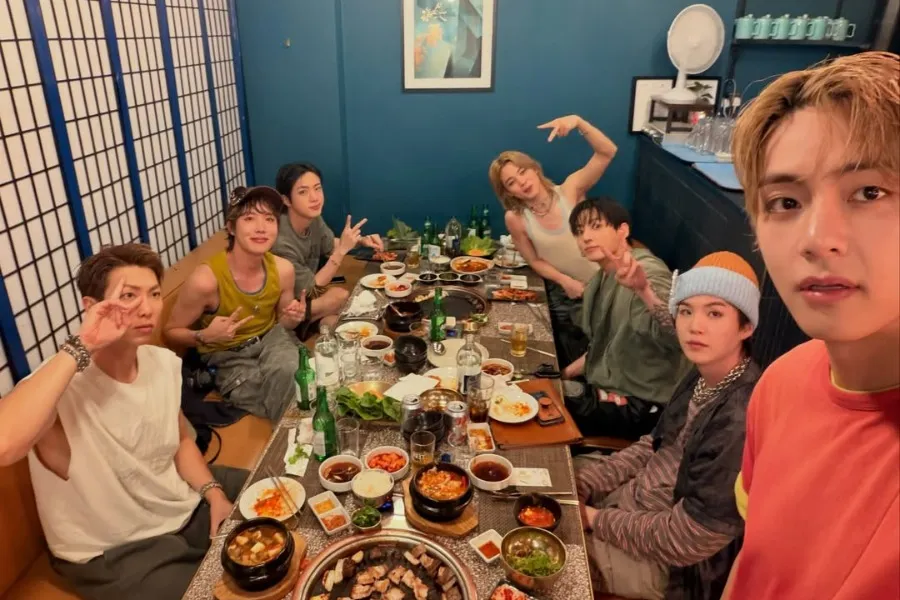 Đúng chuẩn người Hàn… BTS gây chú ý với buổi liên hoan ở nước ngoài: ba chỉ nướng kèm soju và bia