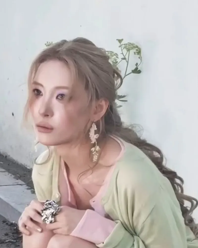 Is That Really Sunmi?! The 'Doll-Like' Visuals Sending Fans Into Shock (Photos)
