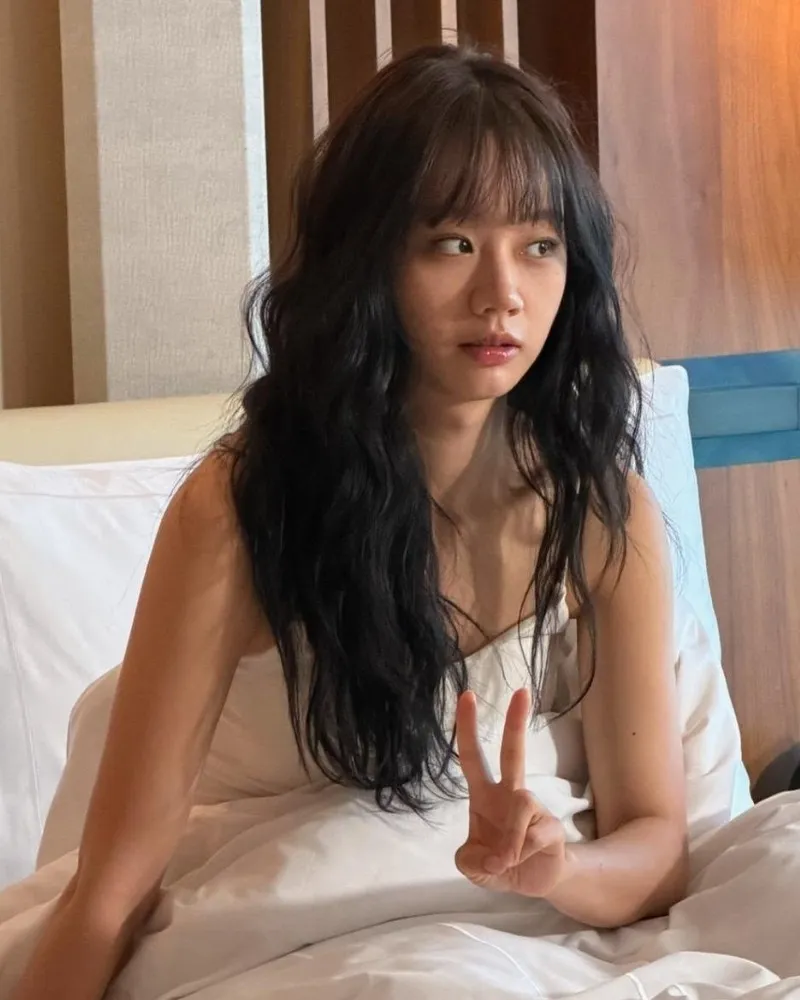 Shocking: 'Dream to You' Lee Hyeri Spotted on Bed — "So Lovely"
