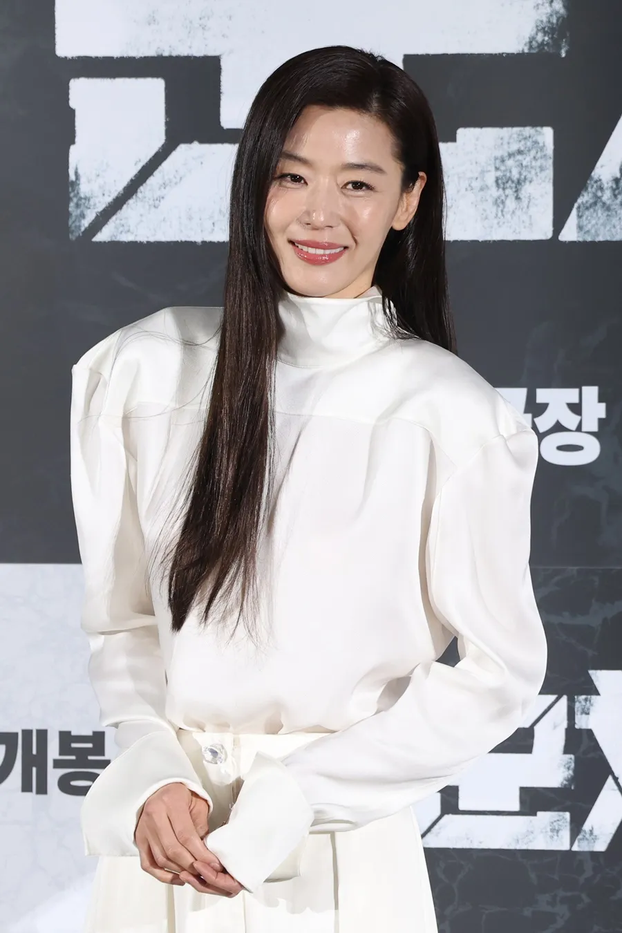 チョン・ジヒョン, スクリーン復帰, 群体, ヨン・サンホ, 映画