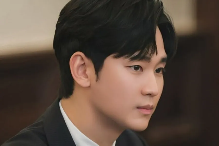 Kim Soo-hyun's Side: 'Dating Kim Sae-ron During Her Minors? Never Dated Even for a Day'