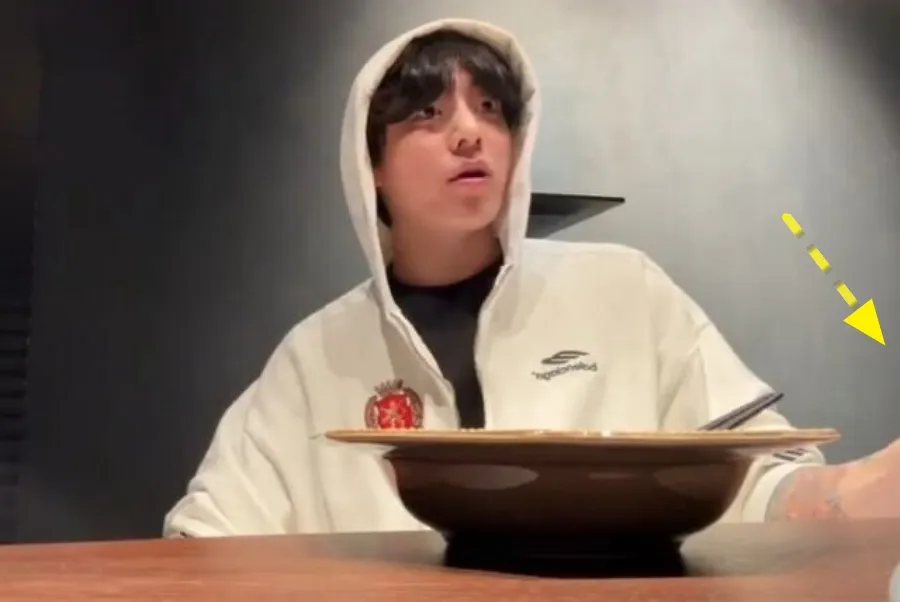 Jungkook de BTS confiesa que vive con un “roommate”… y es alguien que conoce desde que eran niños.