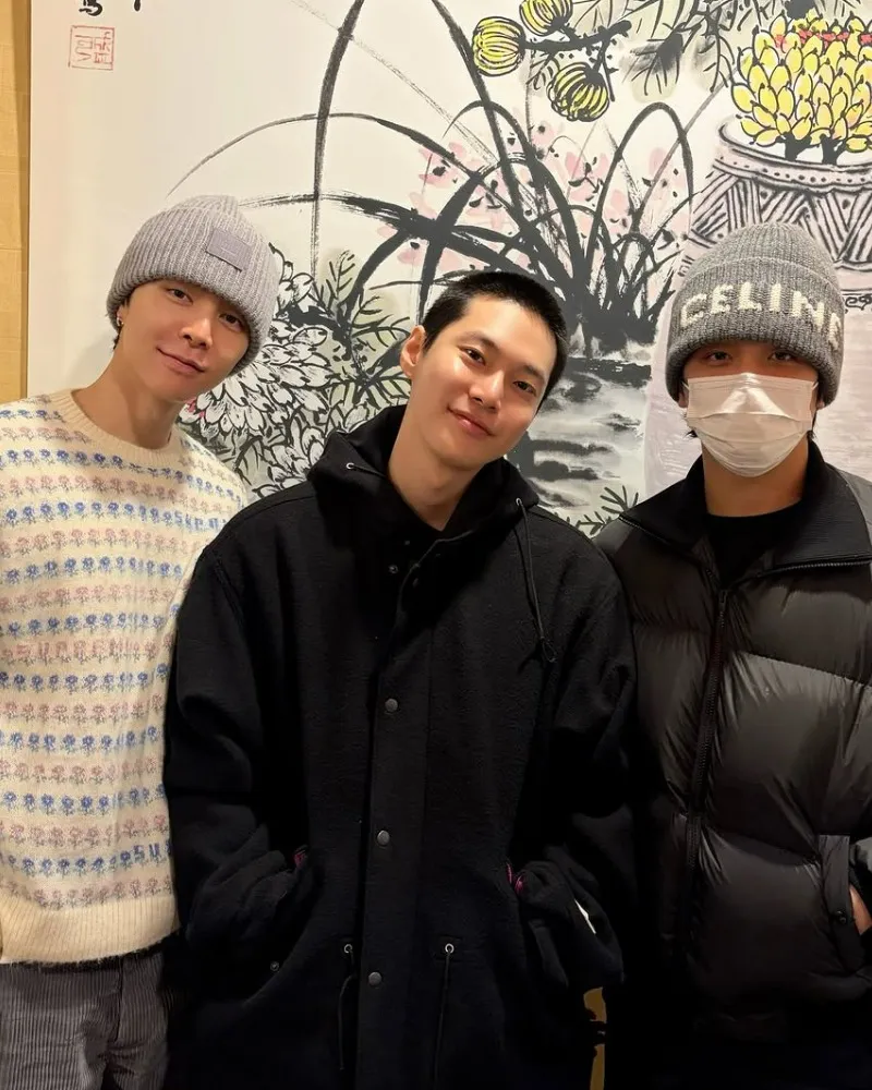 "Hasta con el rapado, siguen siendo adorables"… Doyoung y Jungwoo de NCT se reúnen con los miembros antes de alistarse