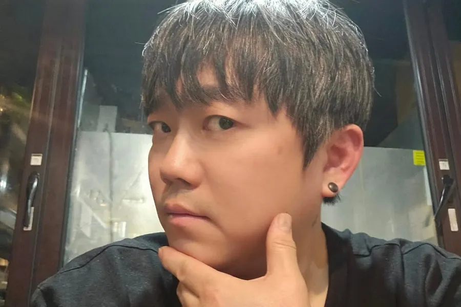 Former 1TYM Member Song Baek-kyoung Gets Wrongly Accused of Theft on His Shop’s First Anniversary