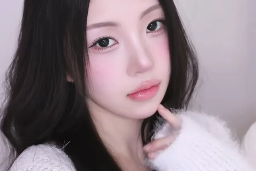 Invierno nevado con estilo: el “rosa frío” que no puede faltar en tu maquillaje