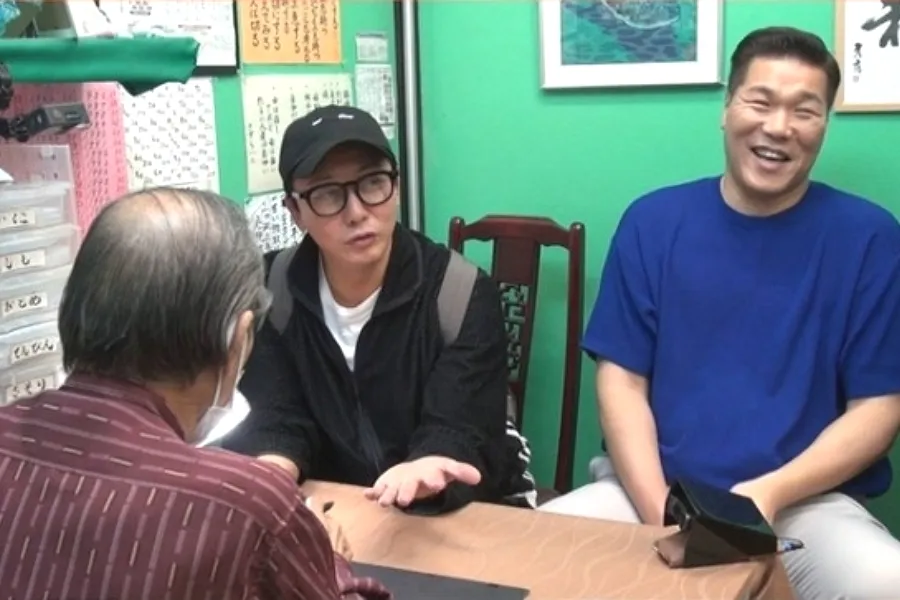 Shocking: Tak Jae-hoon And Seo Jang-hoon Told They'll Marry Twice In Okinawa Palm Reading