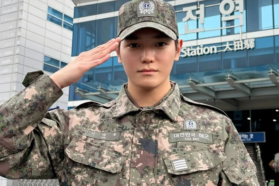 NCT's Taeyong Completes Navy Service — His Dignified Salute and Deep Bow to His Parents Draw Attention