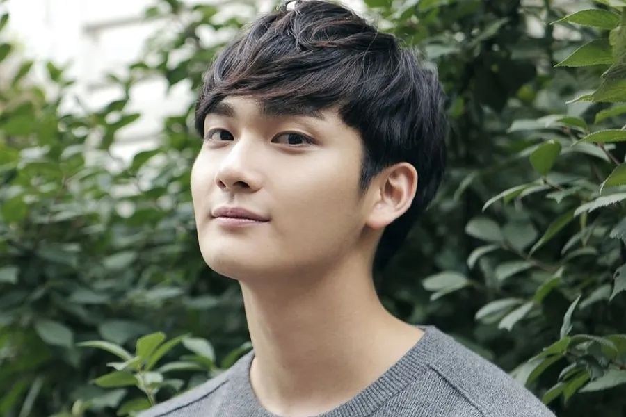 Jo Yoon-woo deja la actuación y comparte con su pareja un 'futuro sencillo'