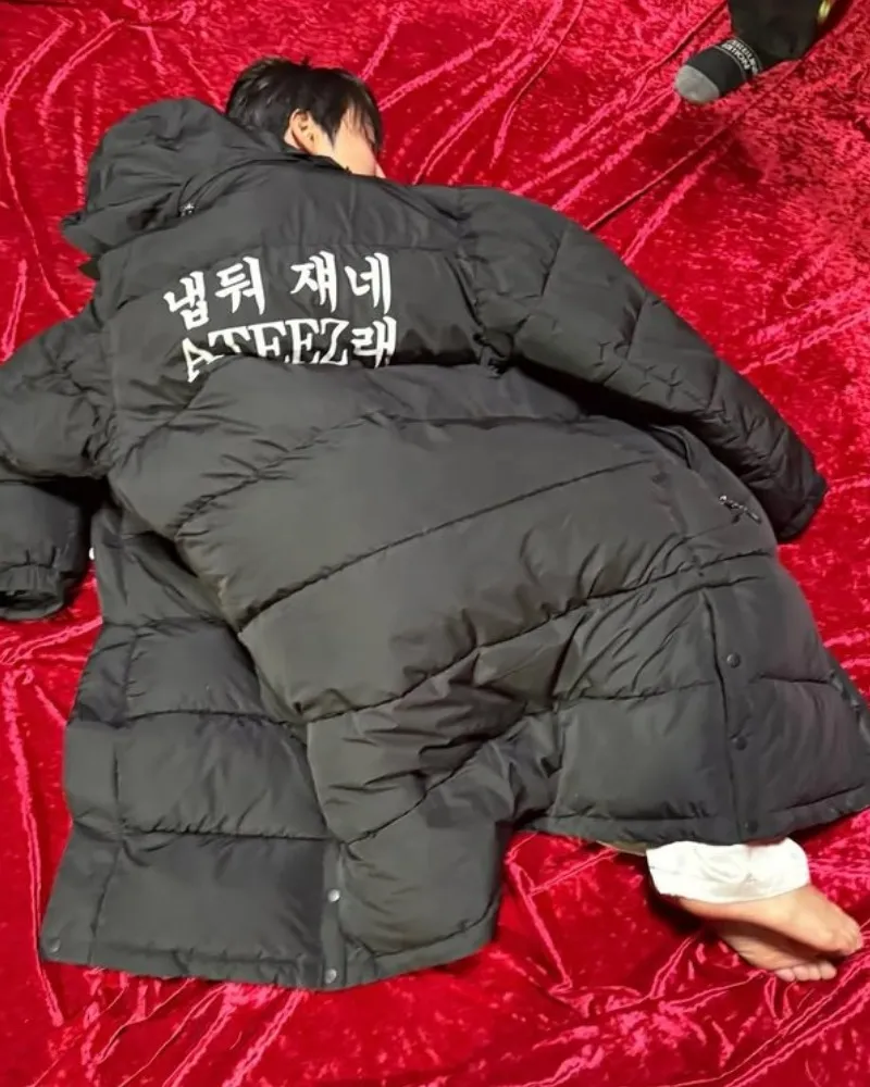 "냅둬 쟤네 에이티즈래"…에이티즈 성화, 롱패딩 문구 '눈길'