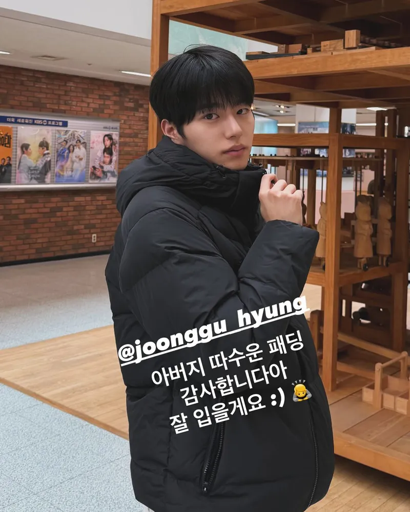 Lee Jin-woo presume el regalo de "papá" Park Sung-woong: "Gracias, padre"