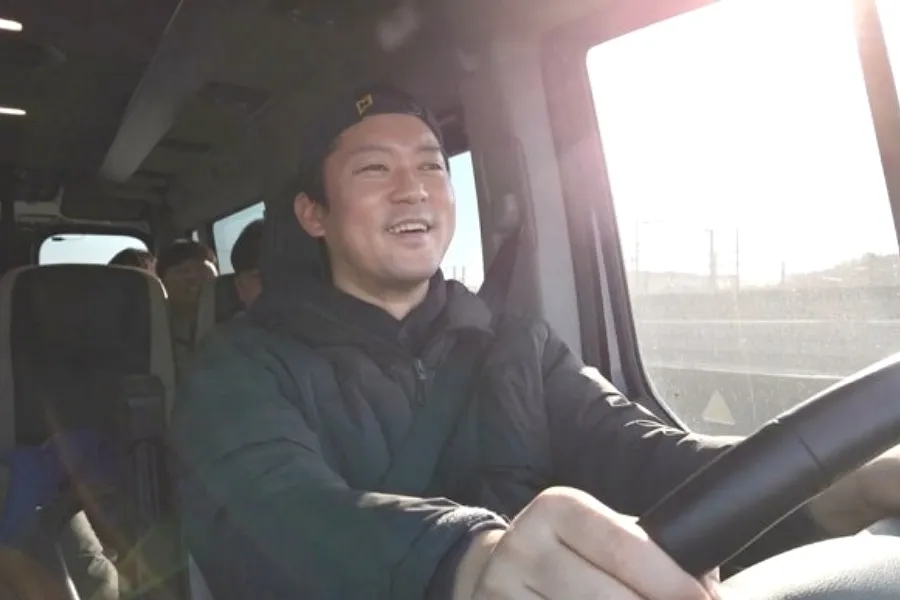 Para el primo que nunca ha subido a un avión... el viaje sorpresa 'épico' que preparó Kim Dae-ho