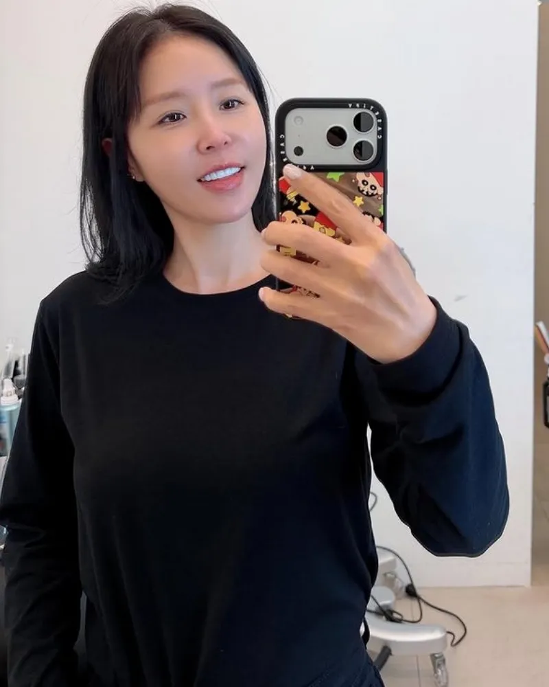 Shin Ji and Moon Won: Wedding Prep Already? Chic Dark Hair Shows Off Her Beauty