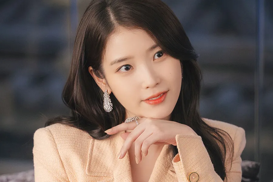 カリスマオーナーIU、『21世紀の大君夫人』で能力値MAXの変身