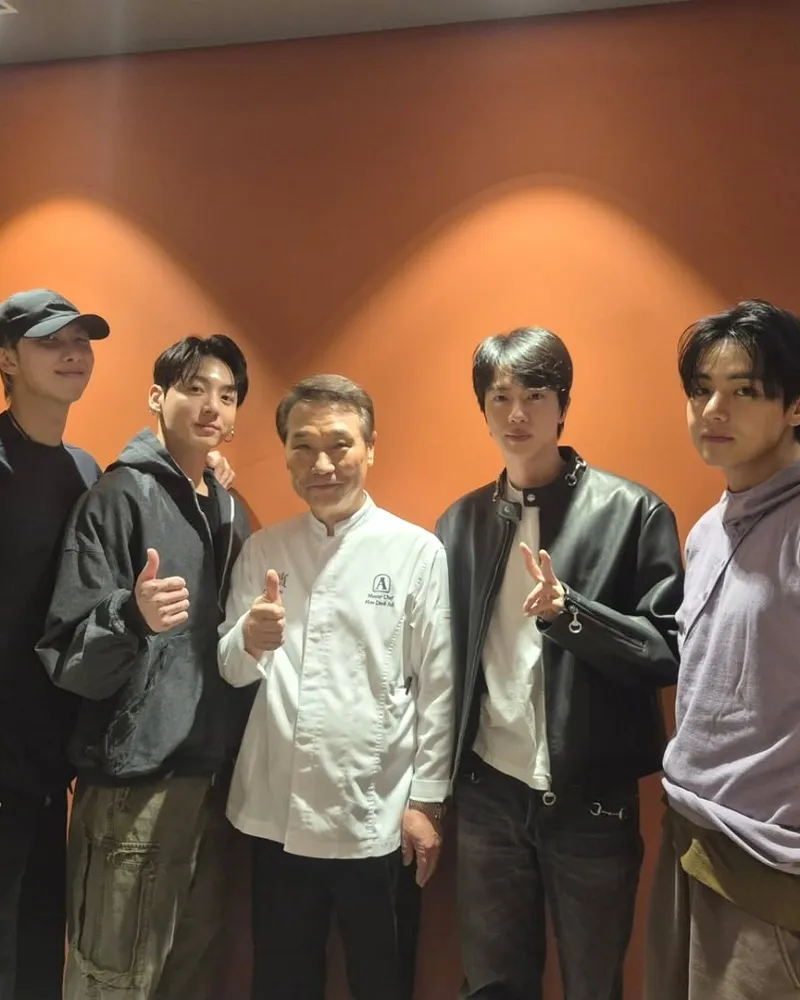Con estrellas globales: Hudeokjuk de 'Guerra de cucharas blancas contra negras 2' posa con los miembros de BTS