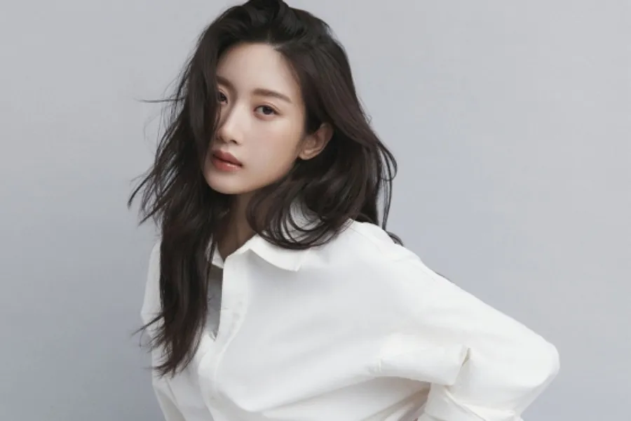 La influencia positiva de Moon Ga-young continúa: dona 50 millones de wones de su libro de ensayos