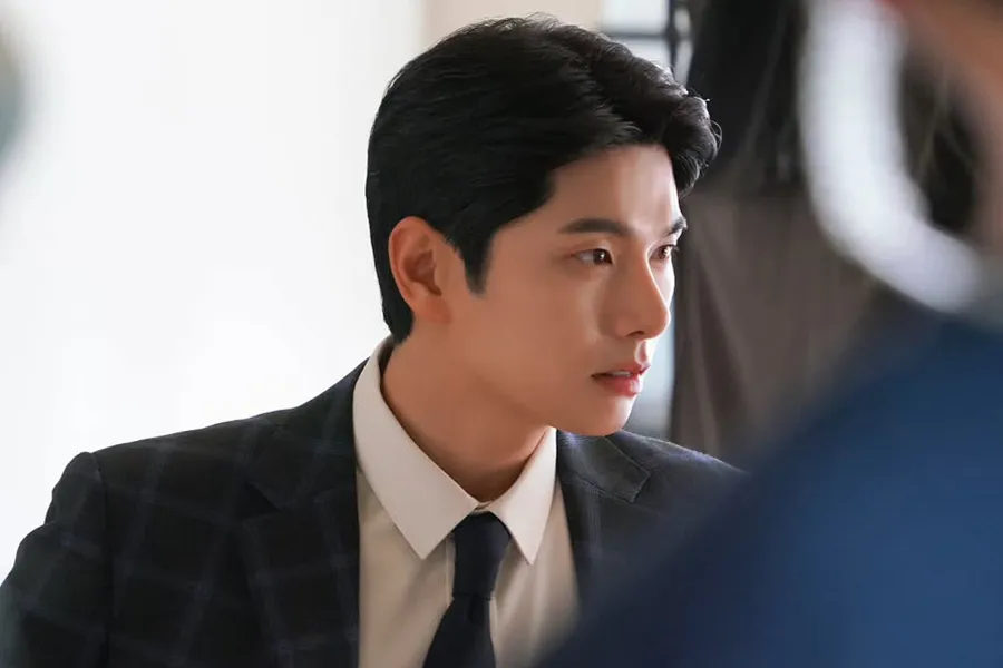 Lee Yi-kyung reaparece entre la polémica: será DJ especial en 'Escape de las 2 en punto, Cultwo Show' y enciende su regreso