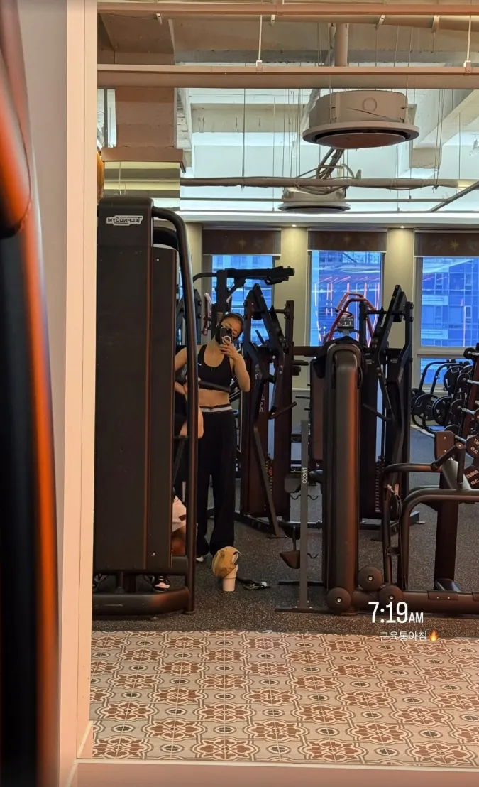 Lee Si-young, segundo filho, nascimento, Instagram, exercícios, forma física