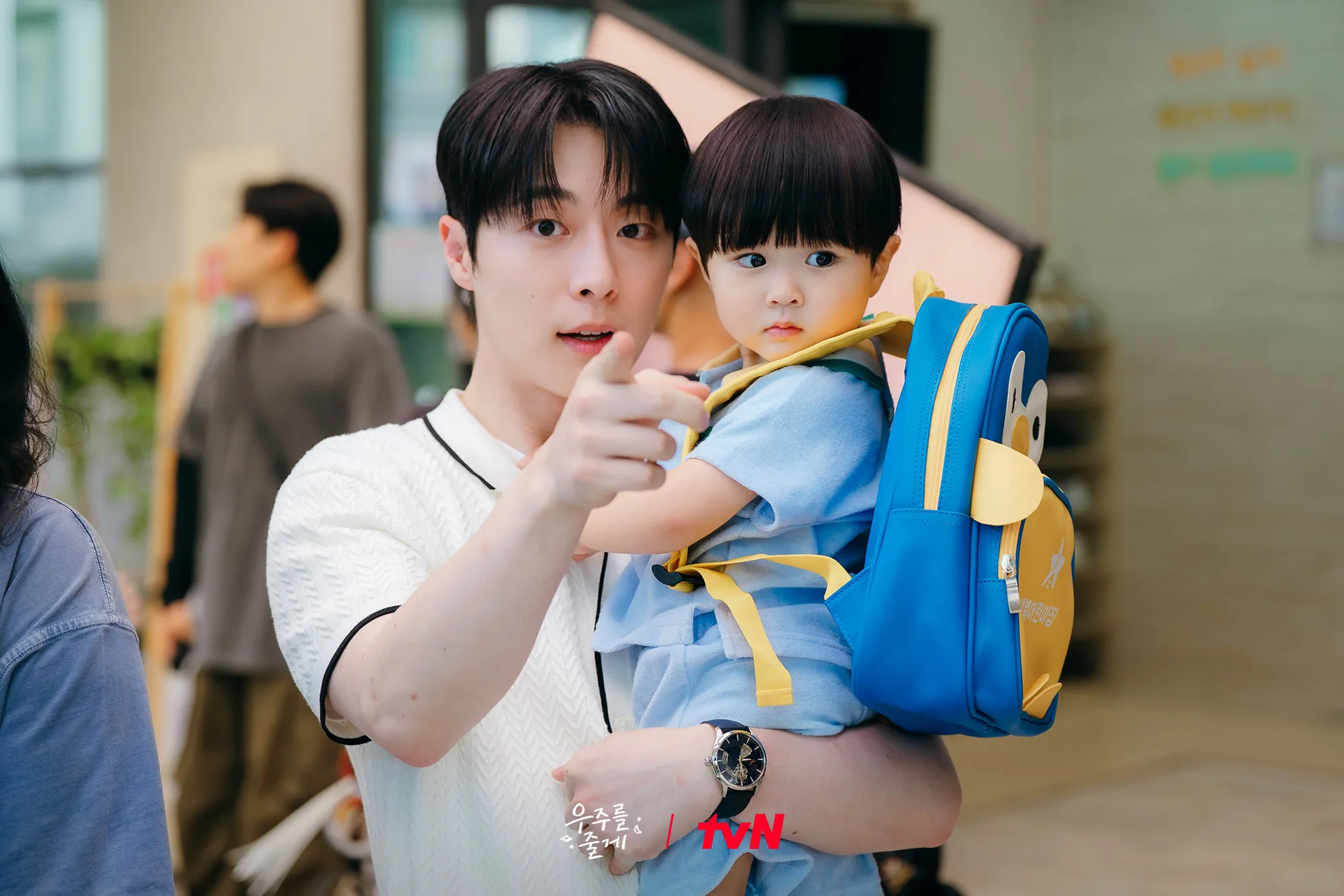 ซีรีส์, จะมอบจักรวาลให้เธอ, ฮีลลิ่ง, เคมี, การเลี้ยงเด็ก, tvN, ซีรีส์วันพุธ–พฤหัสบดี, แบอินฮยอก, โนจองอี, พัคยูโฮ