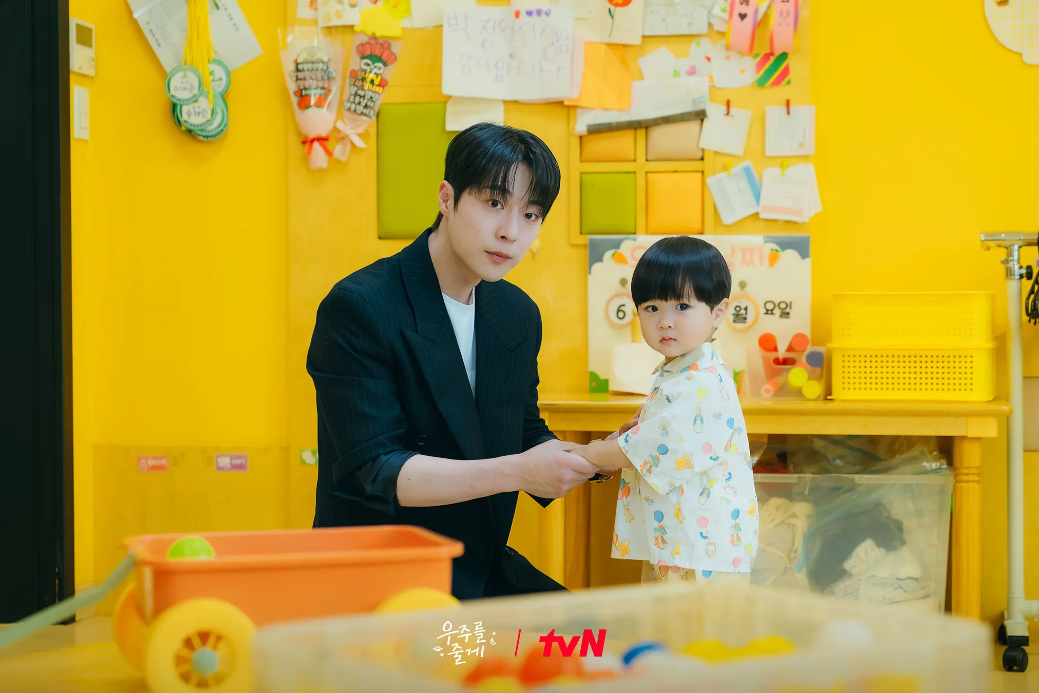 ซีรีส์, จะมอบจักรวาลให้เธอ, ฮีลลิ่ง, เคมี, การเลี้ยงเด็ก, tvN, ซีรีส์วันพุธ–พฤหัสบดี, แบอินฮยอก, โนจองอี, พัคยูโฮ