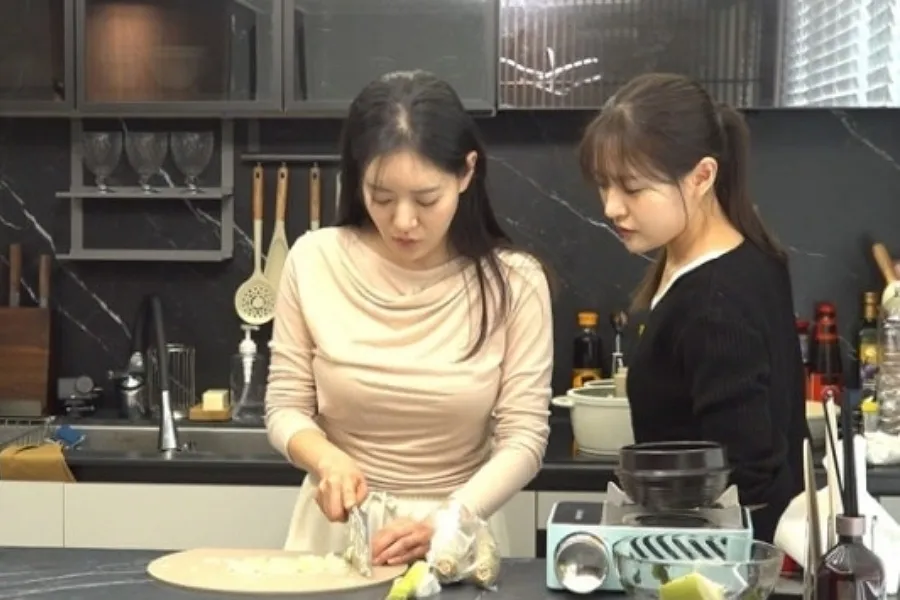 撼動《全知干預視角》的雙胞胎能量…朴恩英×朴恩敬的「鏡像」默契