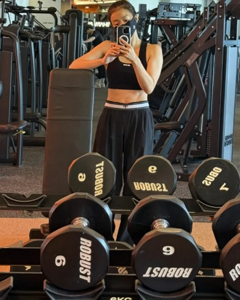 「離婚」イ・シヨン、出産3カ月で披露した「くっきり」腹筋