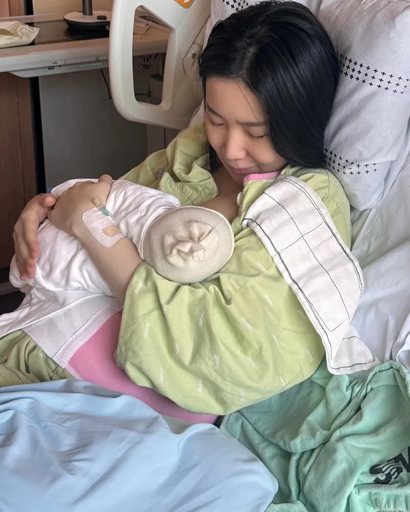 Choa 'Crayon Pop', mamá de gemelos, ingresa a lujosa clínica de posparto