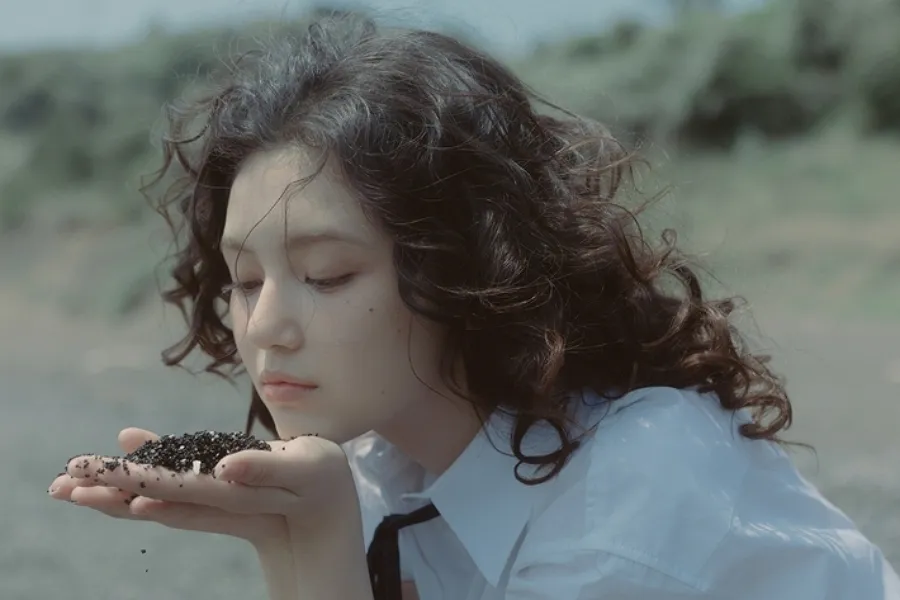Danielle, Formerly of NewJeans, Spotted Waving the Korean Flag in Tokyo on March 1 — Seen at the Marathon