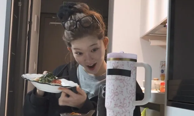 Tsuki, I Live Alone, pintura, hobby, ateliê de arte, donburi, culinária