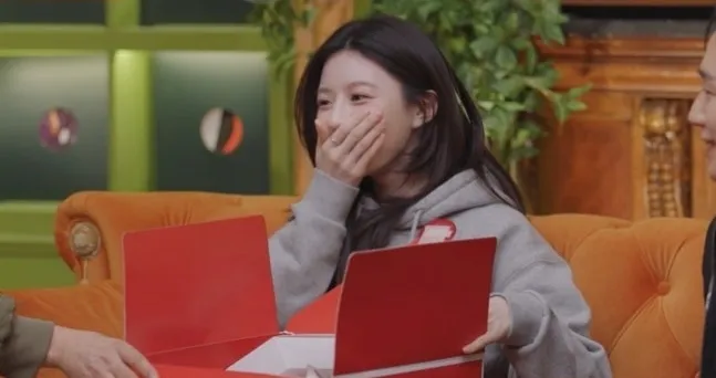 コ・ユンジョン, チョン・ヘイン, パク・ミョンス, ホン・ジンギョン, キム・ドフン, ユン・ナムノ, マニトクラブ, プレゼント