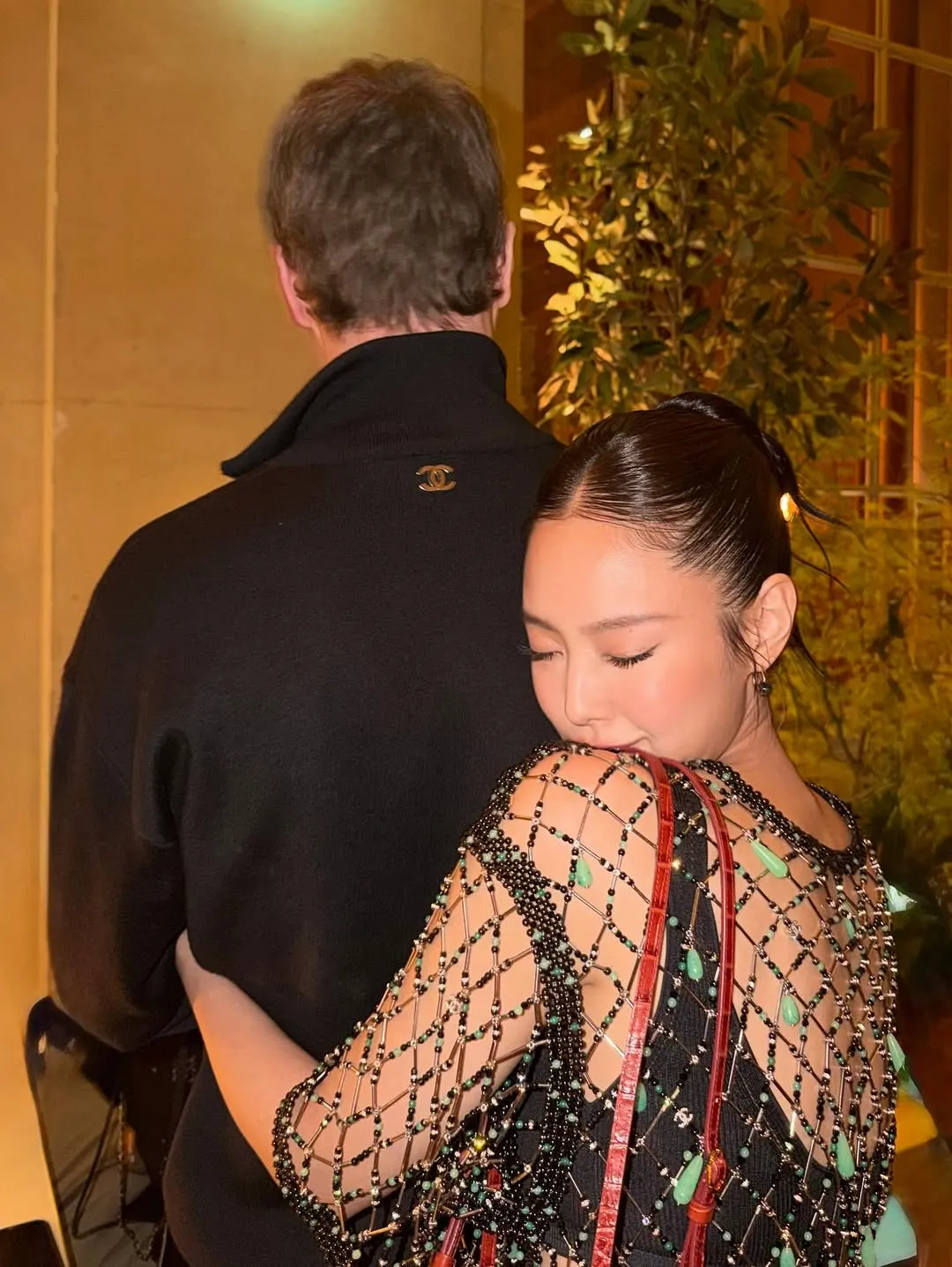 ¿Quién es el misterioso hombre al que Jennie abrazó por la espalda?