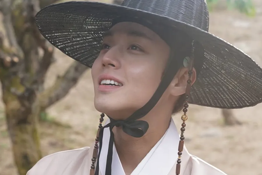 《与王同住的男人》累计观影破1441万，升至影史第3位，纪念释出未公开剧照