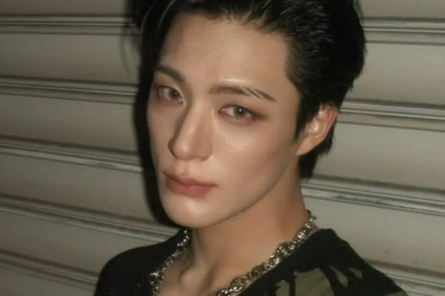 NCT Jeno, pegang ‘rokok elektrik’ di dalam ruangan… perdebatan di kalangan penggemar memanas